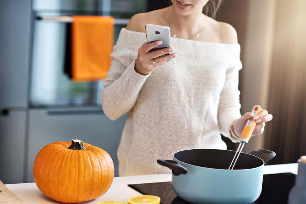 Thanksgiving recipes and cooking tips are perfect content for an SMS